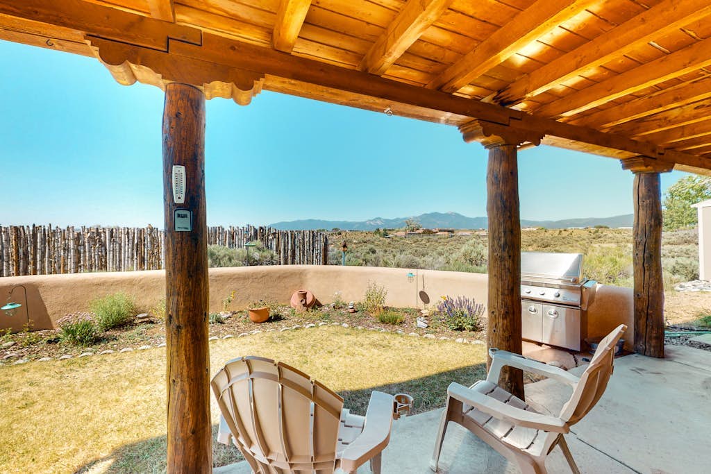 Peaceful retreat with 360º views, Kiva fireplace & firepits - dog-friendly
