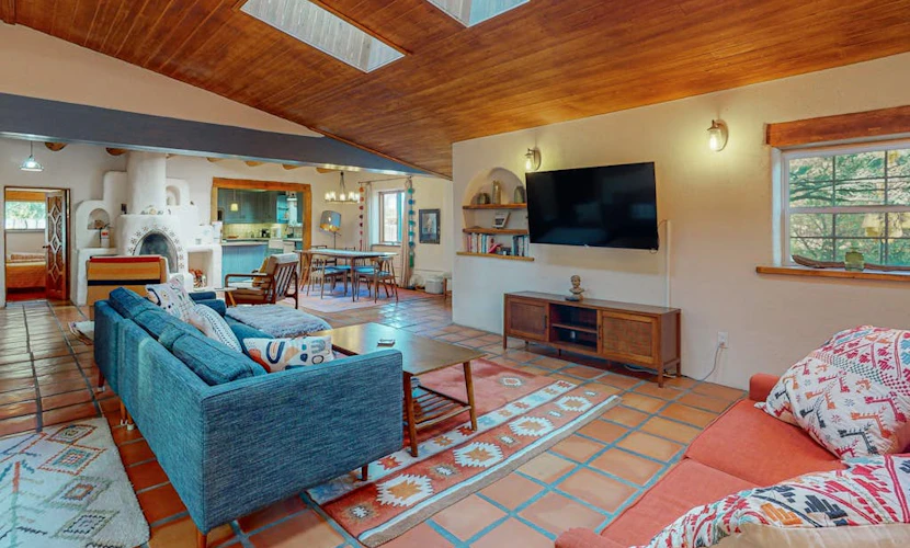 Classic Adobe with hot tub, covered patio & pond near town