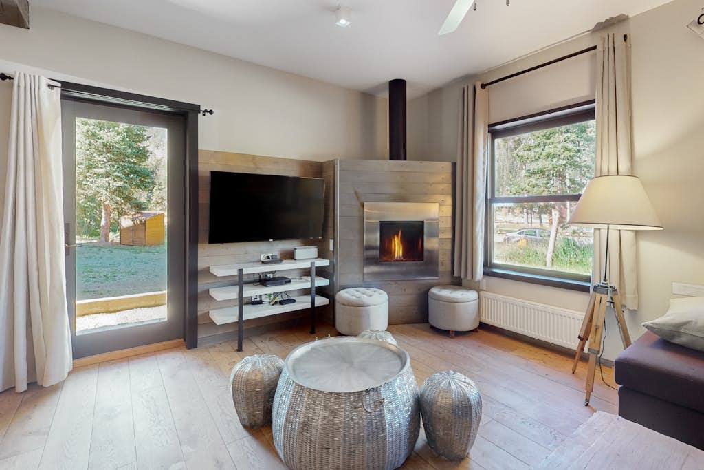 Stunning home w/ views to Kachina Peak, private W/D, ski-in/out access