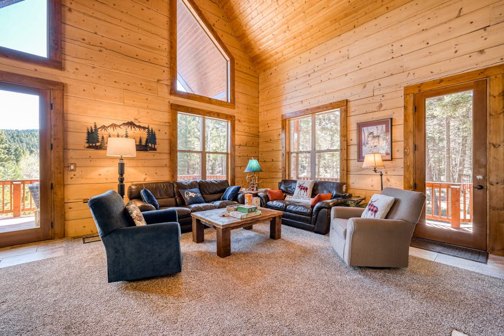 Secluded log home with mountain & forest views deck - one mile to lifts