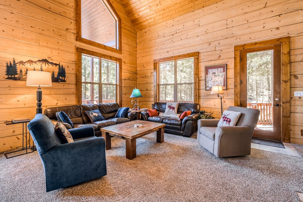 Secluded log home with mountain & forest views deck - one mile to lifts