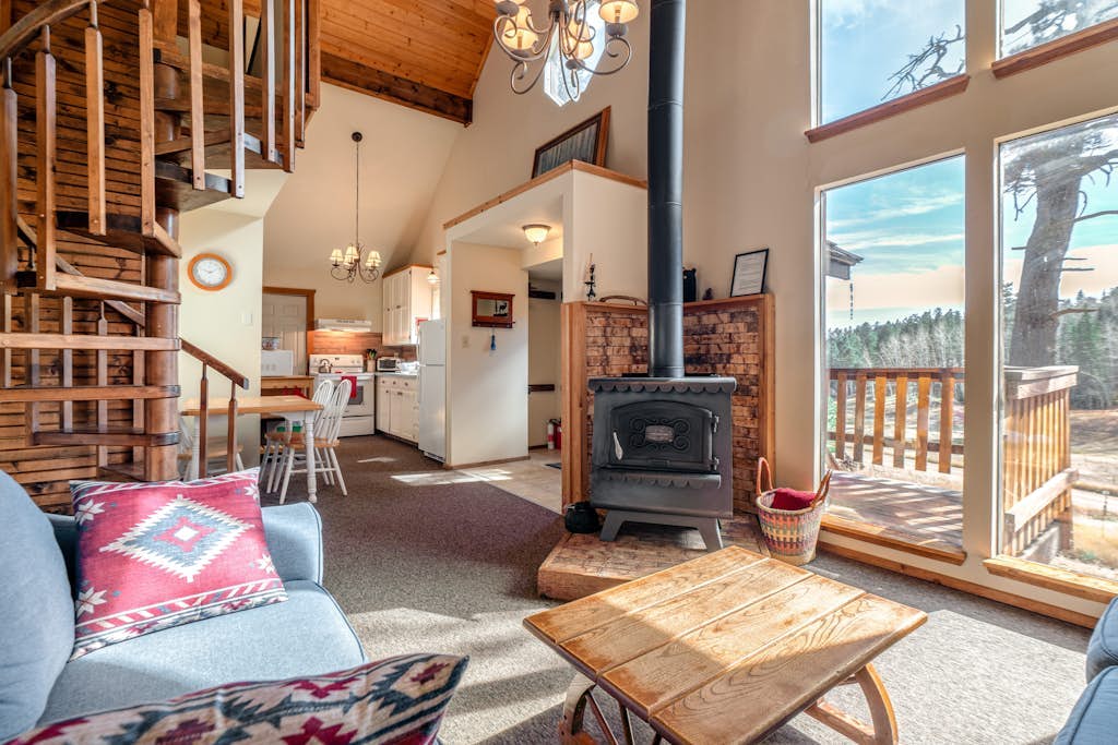 Lovely multi-level cabin with balcony, loft, fireplace & great mountain views