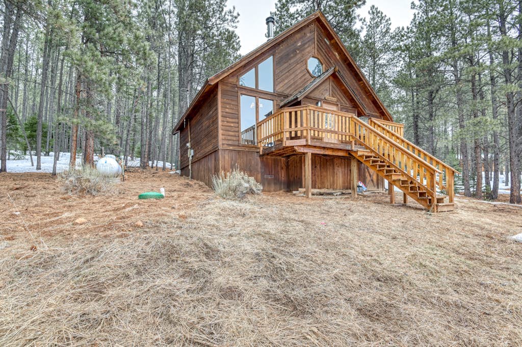 Lovely multi-level cabin with balcony, loft, fireplace & great mountain views