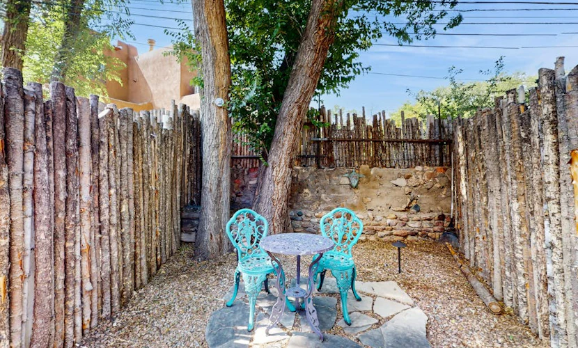 Casita Tesoro: Studio Casita w/ Kitchen & Private Yard - Blocks to Downtown
