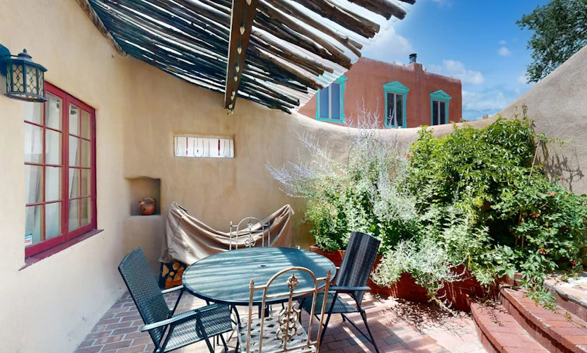 1880’s historic adobe casita - walk to Plaza & Rail Yard - dog-friendly