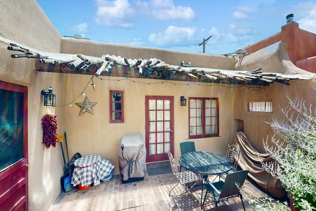 1880’s historic adobe casita - walk to Plaza & Rail Yard - dog-friendly