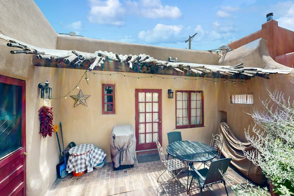 1880’s historic adobe casita - walk to Plaza & Rail Yard - dog-friendly