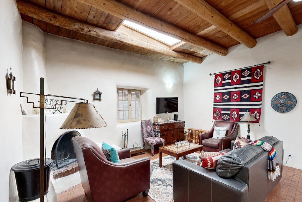 1880’s historic adobe casita - walk to Plaza & Rail Yard - dog-friendly