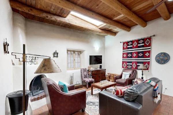 1880’s historic adobe casita - walk to Plaza & Rail Yard - dog-friendly