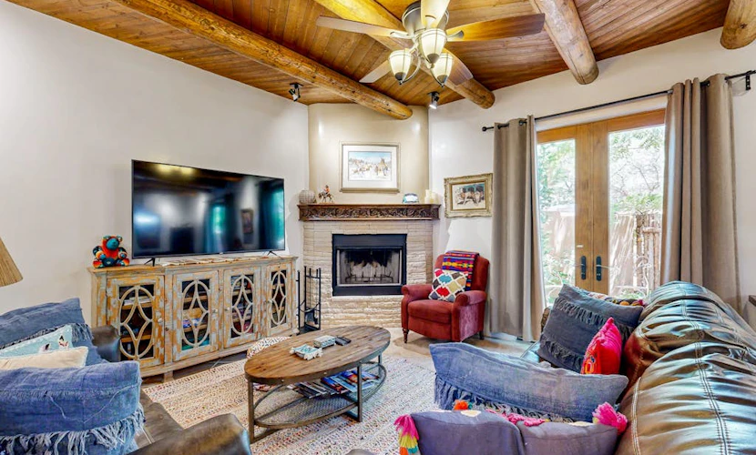 High-end gem with courtyard & patio - walk to plaza & near Santa Fe Ski Basin