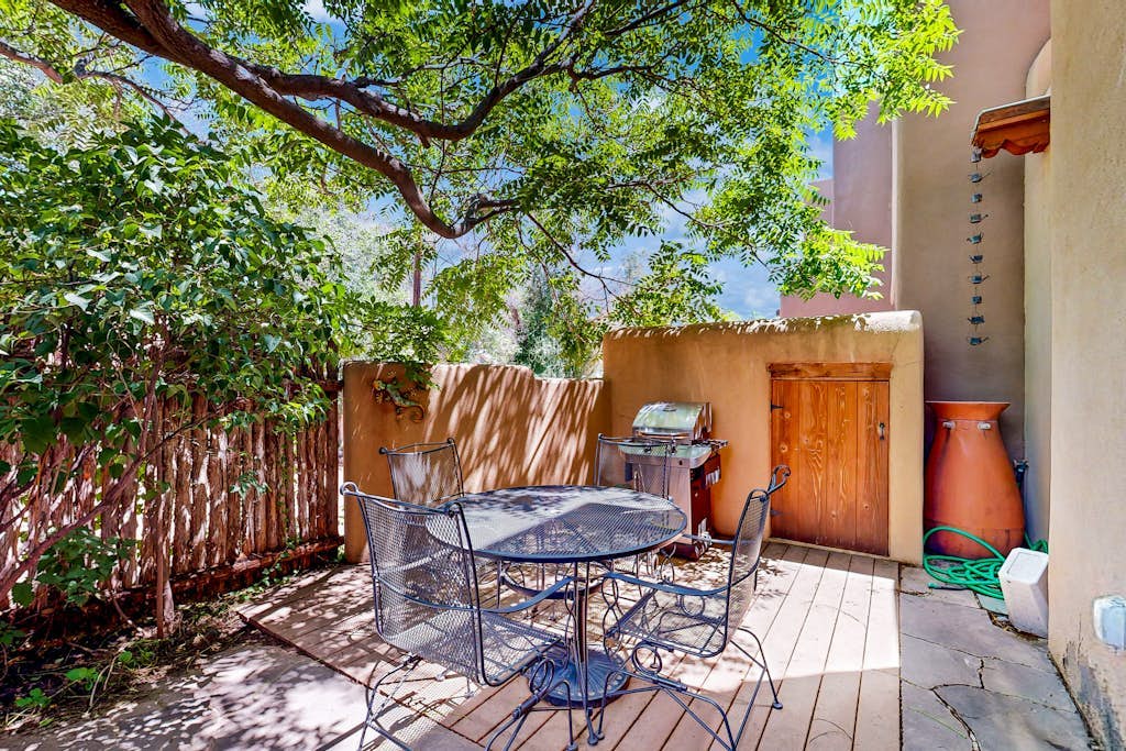 High-end gem with courtyard & patio - walk to plaza & near Santa Fe Ski Basin