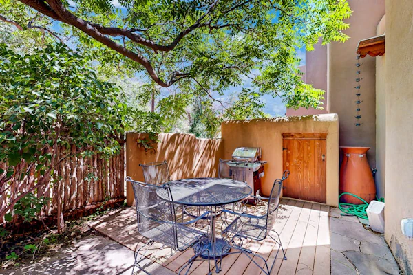 High-end gem with courtyard & patio - walk to plaza & near Santa Fe Ski Basin