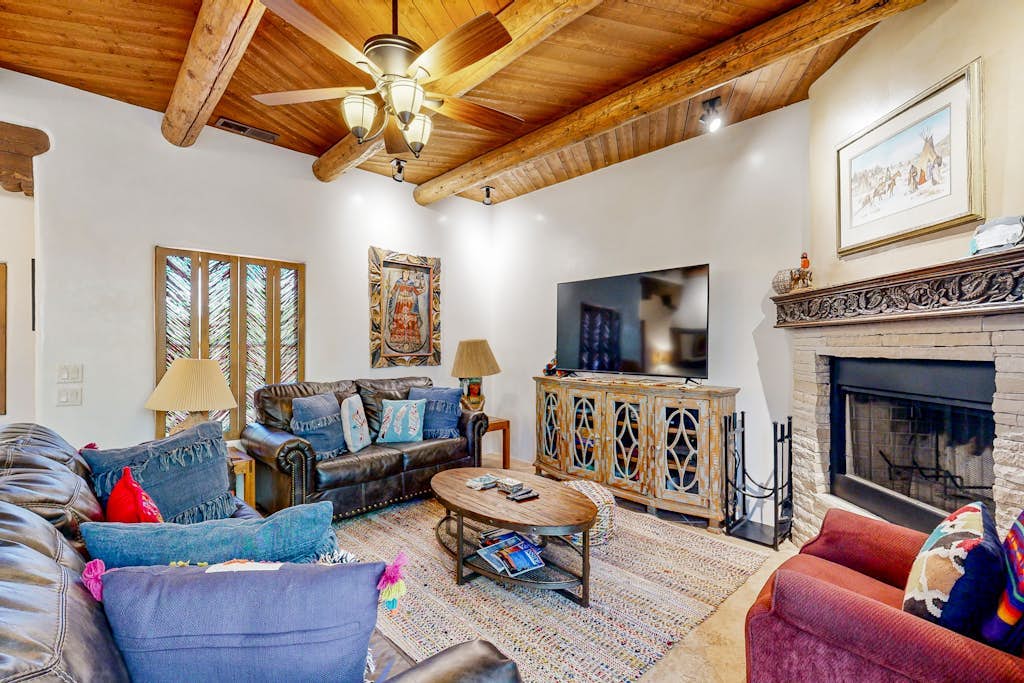 High-end gem with courtyard & patio - walk to plaza & near Santa Fe Ski Basin