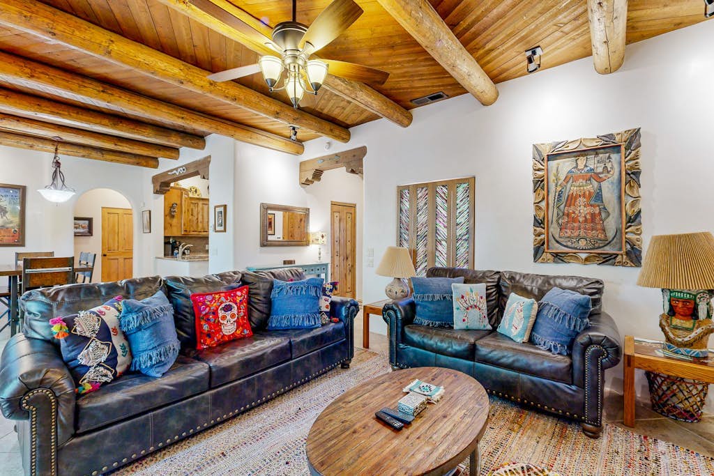 High-end gem with courtyard & patio - walk to plaza & near Santa Fe Ski Basin