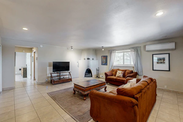 Peaceful Mountain-View Retreat on 3 Acres - 10 Mins to Historic Plaza