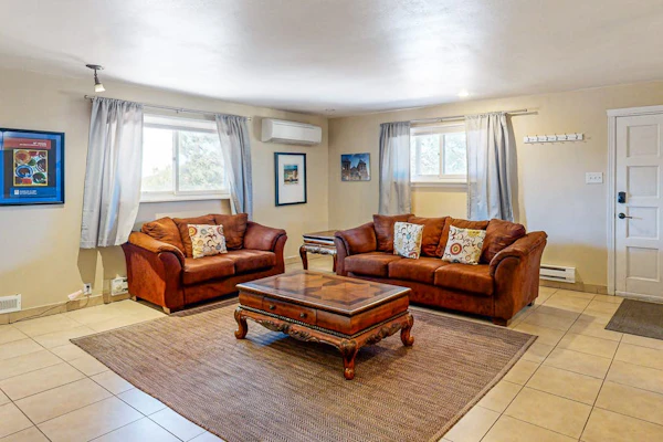 Peaceful Mountain-View Retreat on 3 Acres - 10 Mins to Historic Plaza