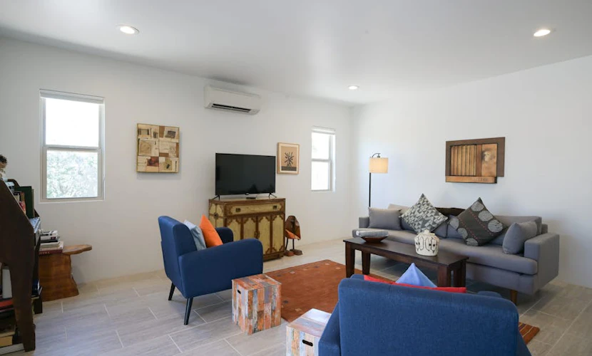 Bright renovated escape near downtown with free WiFi, AC, large backyard & patio