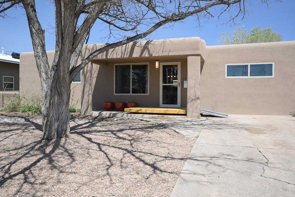 Bright renovated escape near downtown with free WiFi, AC, large backyard & patio