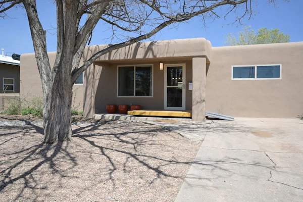 Bright renovated escape near downtown with free WiFi, AC, large backyard & patio