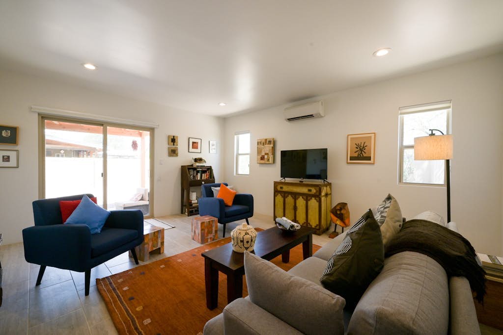 Bright renovated escape near downtown with free WiFi, AC, large backyard & patio