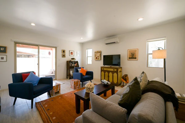 Bright renovated escape near downtown with free WiFi, AC, large backyard & patio