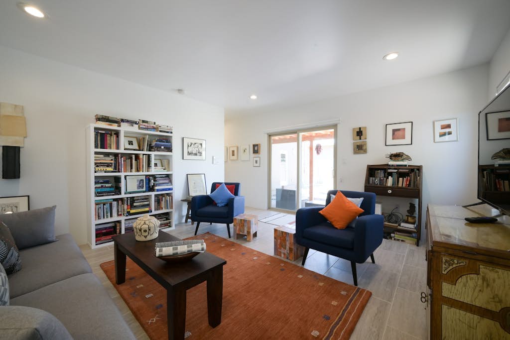 Bright renovated escape near downtown with free WiFi, AC, large backyard & patio