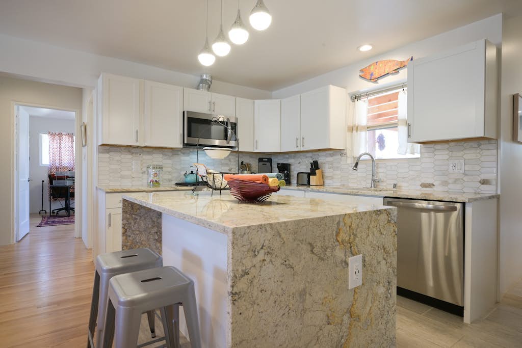 Bright renovated escape near downtown with free WiFi, AC, large backyard & patio