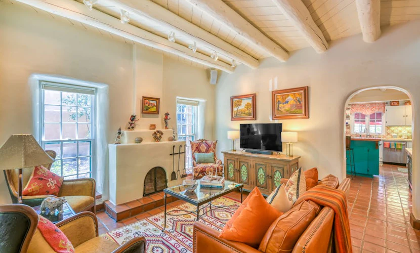 Dog-friendly home w/AC, fireplace, grill, & outdoor dining - walk to Canyon Road