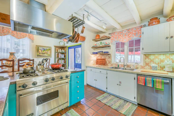 Dog-friendly home w/AC, fireplace, grill, & outdoor dining - walk to Canyon Road