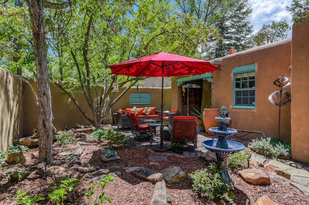 Dog-friendly home w/AC, fireplace, grill, & outdoor dining - walk to Canyon Road
