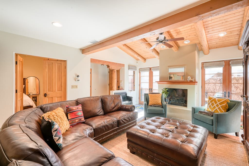 Gorgeous townhome with rooftop patio, courtyard, & fireplaces - walk everywhere