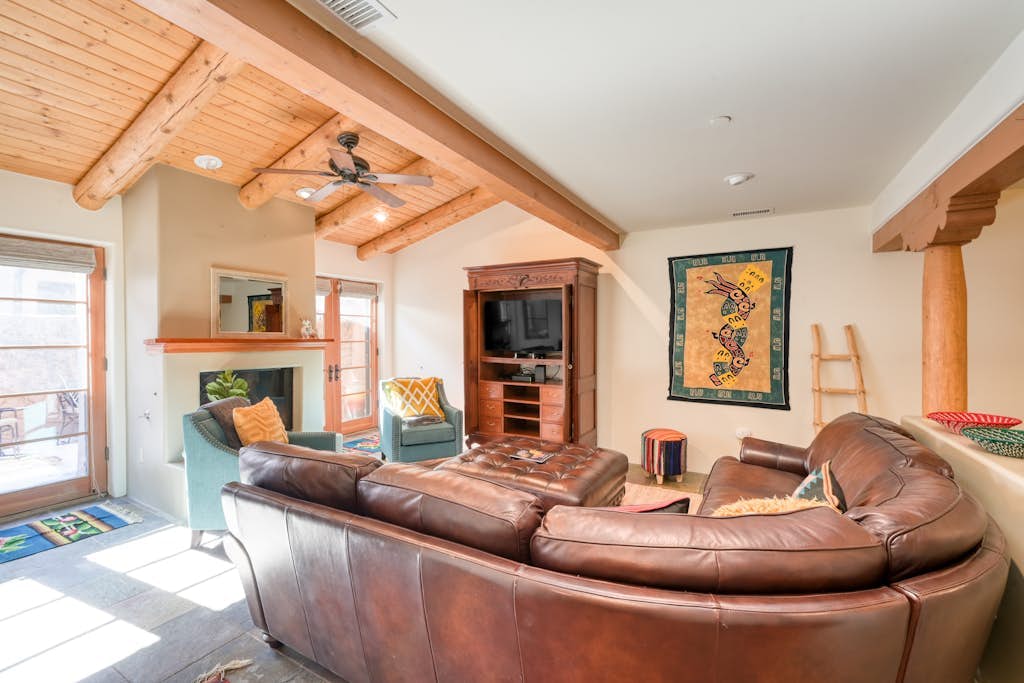 Gorgeous townhome with rooftop patio, courtyard, & fireplaces - walk everywhere