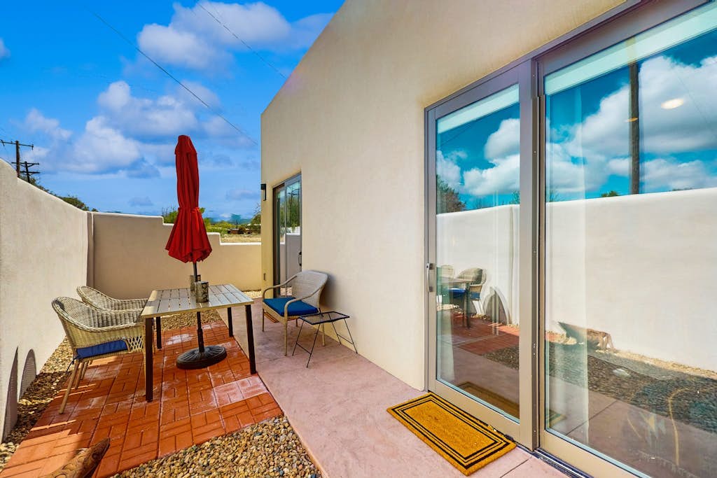 Cozy Casita in the Heart of Santa Fe with gas kiva fireplace and private patio