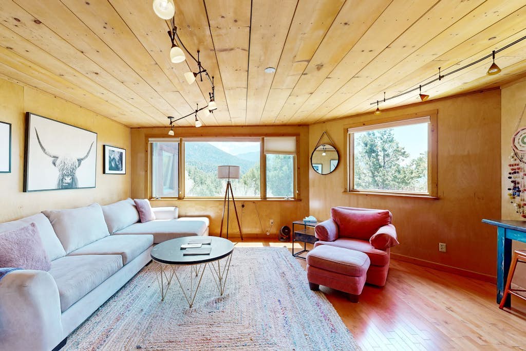 Quiet Mountain Retreat - Fireplace, Pizza Oven, WiFi, Washer & Dryer, Dogs OK