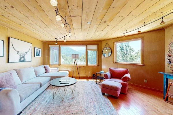 Quiet Mountain Retreat - Fireplace, Pizza Oven, WiFi, Washer & Dryer, Dogs OK