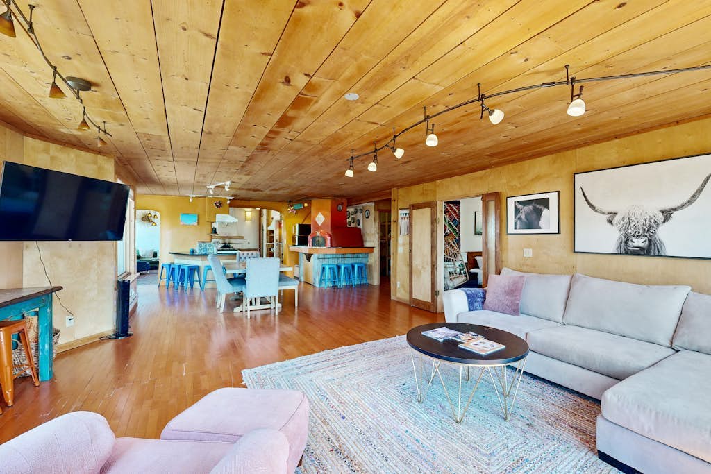 Quiet Mountain Retreat - Fireplace, Pizza Oven, WiFi, Washer & Dryer, Dogs OK