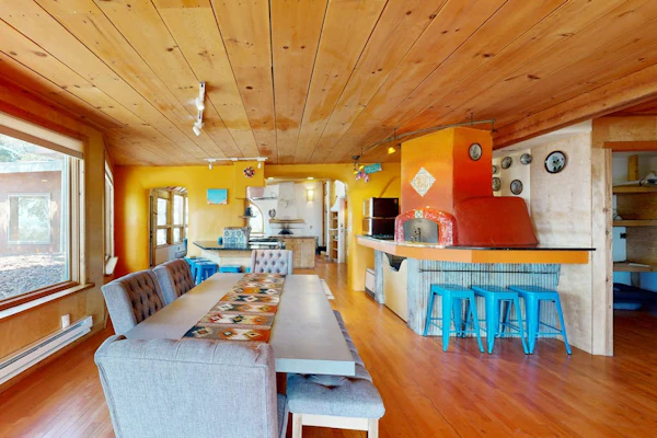 Quiet Mountain Retreat - Fireplace, Pizza Oven, WiFi, Washer & Dryer, Dogs OK
