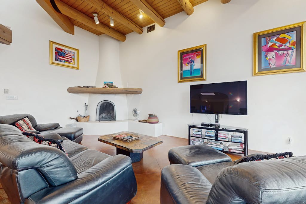 Ranchos de Taos gem with hot tub, sauna, game room, fast WiFi, firepit & views