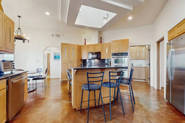 Ranchos de Taos gem with hot tub, sauna, game room, fast WiFi, firepit & views