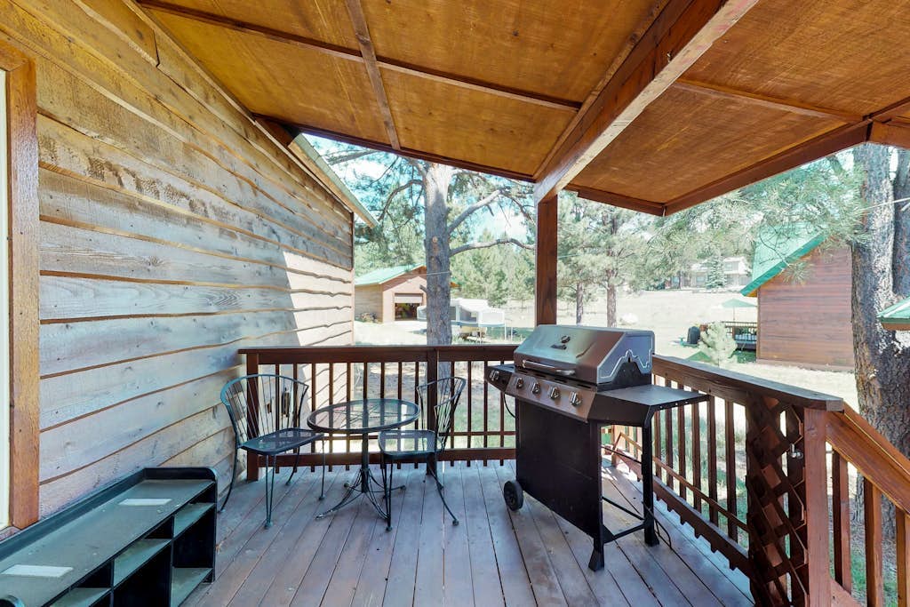 Charming cabin close to the skiing, biking with a wrap-around deck