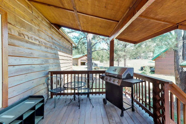 Charming cabin close to the skiing, biking with a wrap-around deck