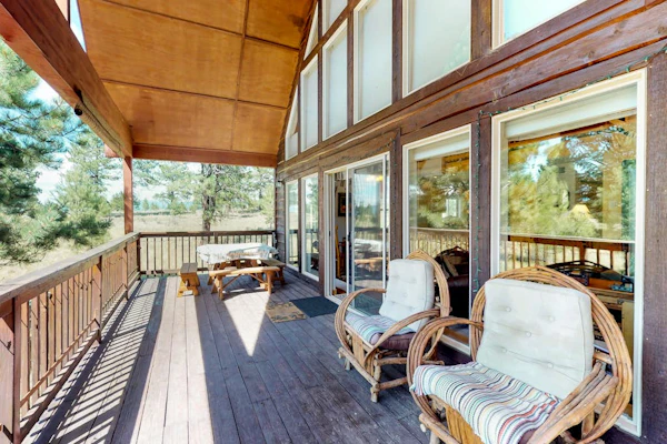 Charming cabin close to the skiing, biking with a wrap-around deck