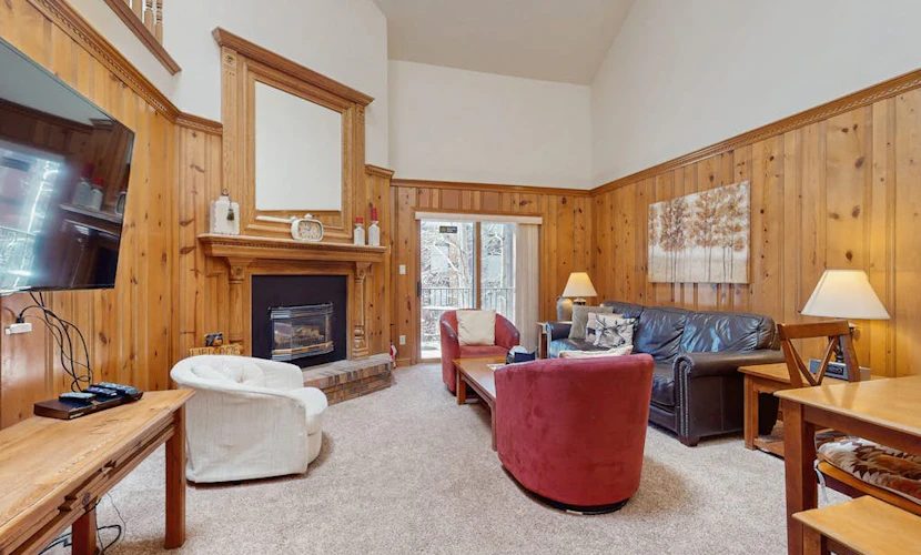 Charming condo sweeping views, near sledding & skiing