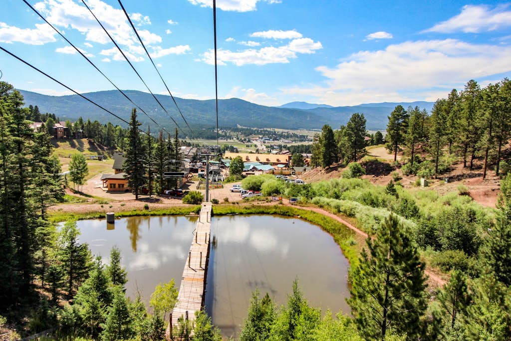 Charming condo sweeping views, near sledding & skiing