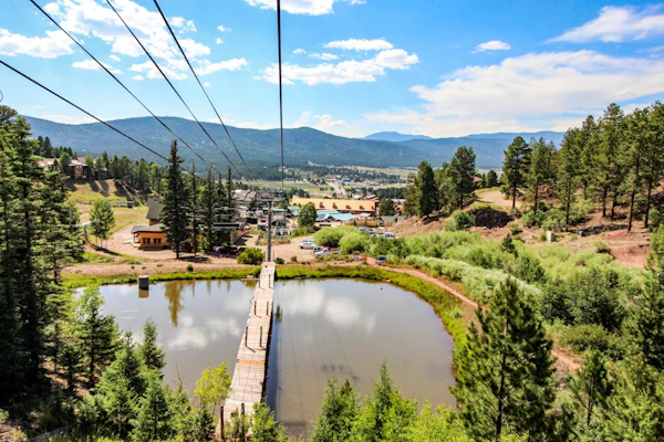 Charming condo sweeping views, near sledding & skiing