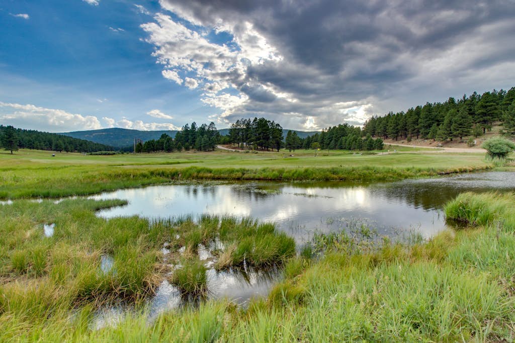 Charming condo sweeping views, near sledding & skiing