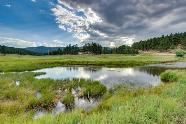 Charming condo sweeping views, near sledding & skiing