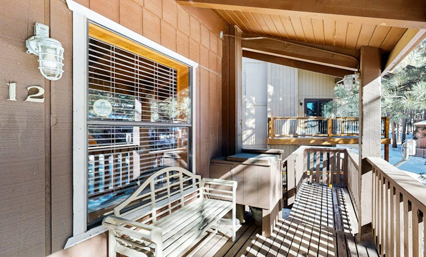 Cozy condo w/ wood fireplace & picnic areas - 3 blocks to skiing, walk to town