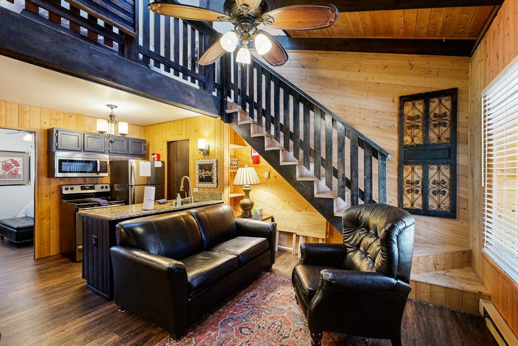 Cozy condo w/ wood fireplace & picnic areas - 3 blocks to skiing, walk to town