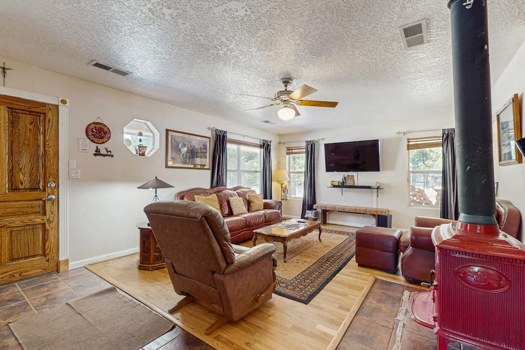 Cute home just south of the golf course w/ WiFi and wood burning fireplace
